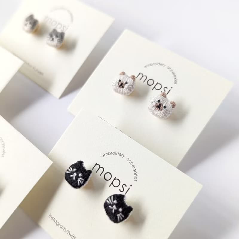 ねこの顔　刺繍ピアス/イヤリング