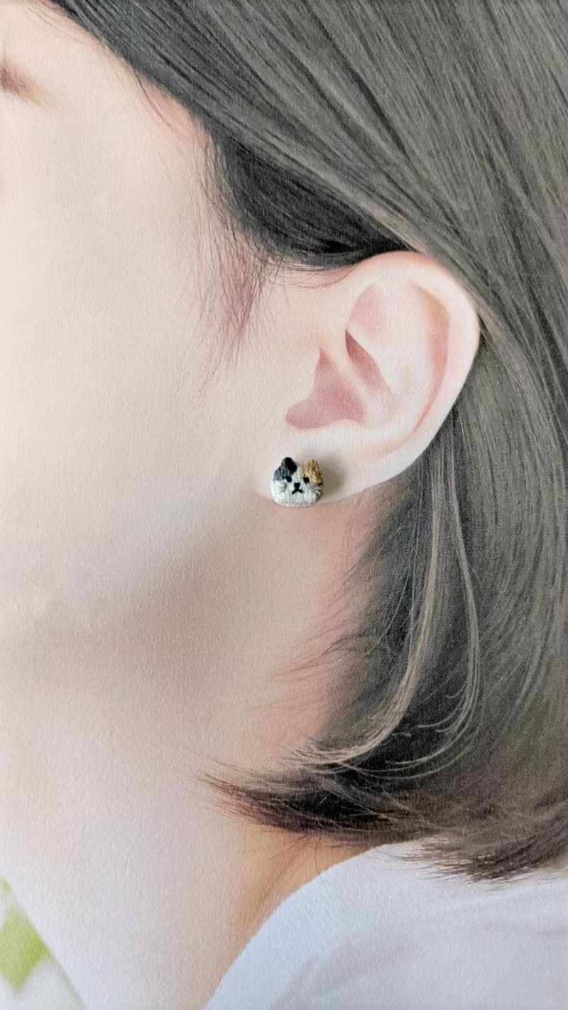 ねこの顔　刺繍ピアス/イヤリング