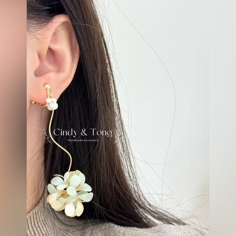 彎彎浪漫花球 樹脂耳環(耳針耳夾) 手工耳環 cindyandtong