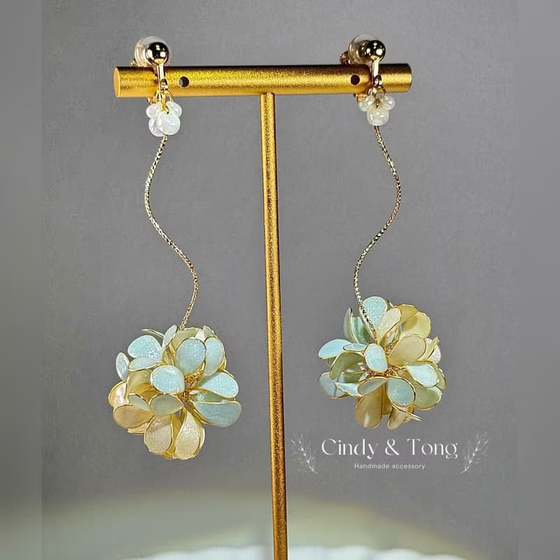 彎彎浪漫花球 樹脂耳環(耳針耳夾) 手工耳環 cindyandtong