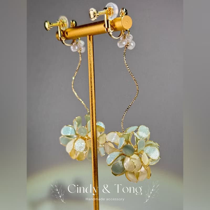 彎彎浪漫花球 樹脂耳環(耳針耳夾) 手工耳環 cindyandtong