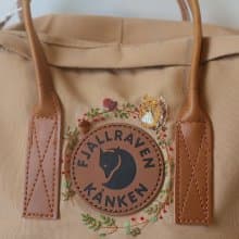 松鼠與小松果花圈 -此款圖案可刺繡訂製 但卡其色包已斷貨