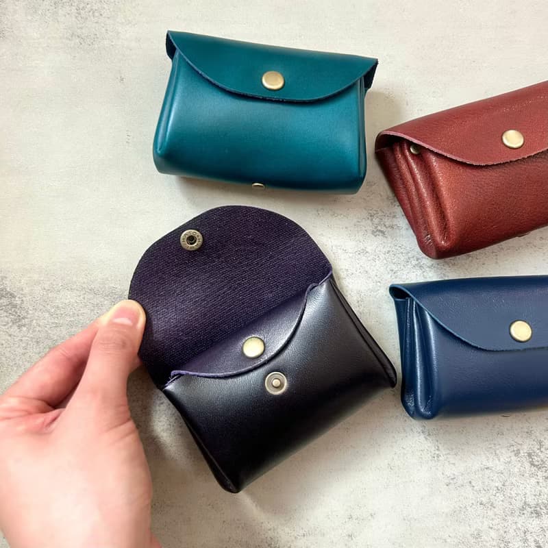 仕分けバッチリ コロンとかわいいガバッと開く手のひらサイズのじゃばらの革財布