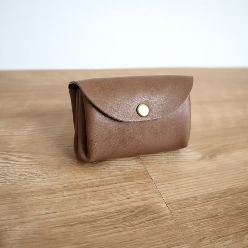 仕分けバッチリ コロンとかわいいガバッと開く手のひらサイズのじゃばらの革財布