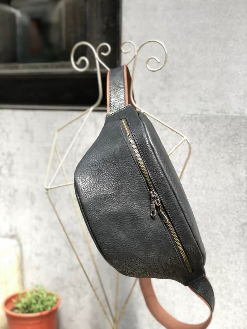 軟牛革定番款胸包/ 運動包包  Color : 黑色  -植鞣牛革製-