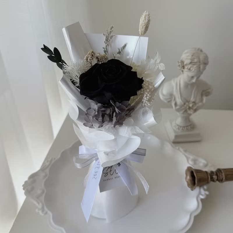 SEE 看見花藝設計 | 永生花 | 玫瑰 | 黑色單朵玫瑰花束