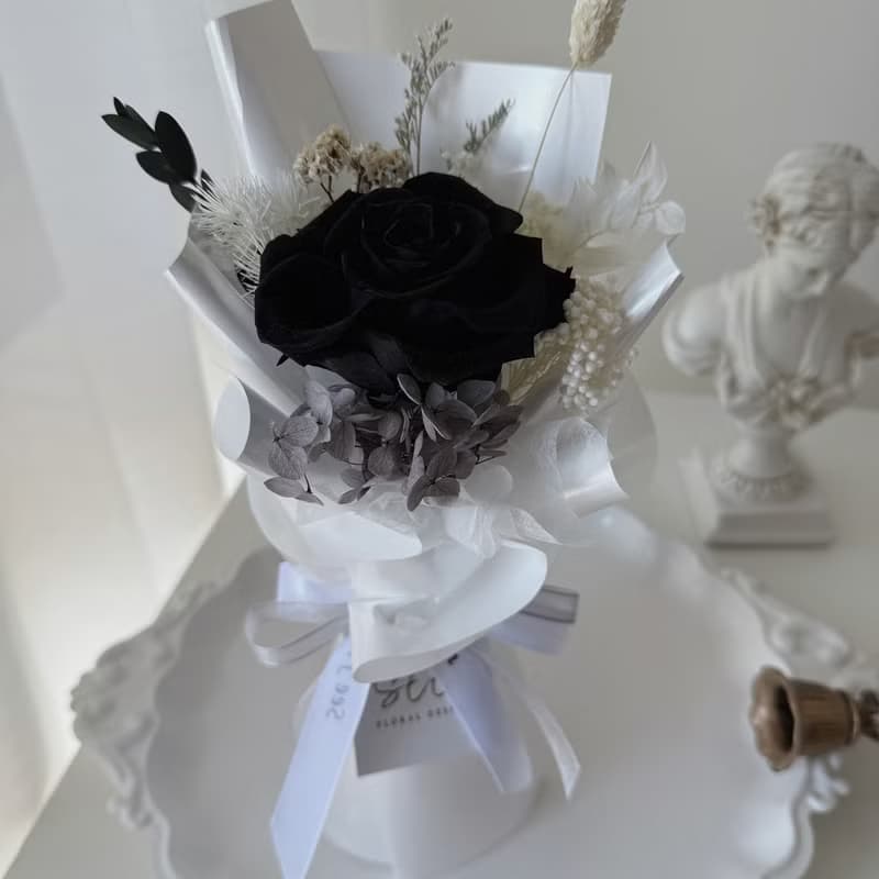 SEE 看見花藝設計 | 永生花 | 玫瑰 | 黑色單朵玫瑰花束