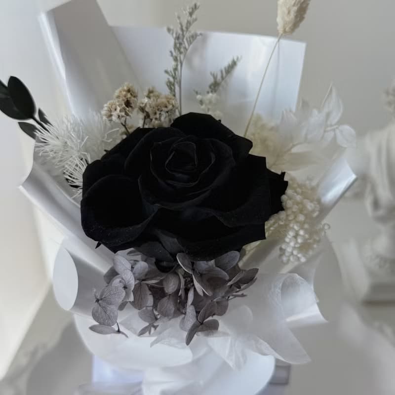 SEE 看見花藝設計 | 永生花 | 玫瑰 | 黑色單朵玫瑰花束