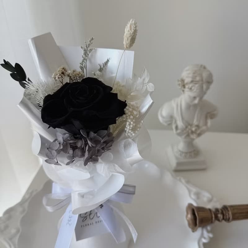 SEE 看見花藝設計 | 永生花 | 玫瑰 | 黑色單朵玫瑰花束