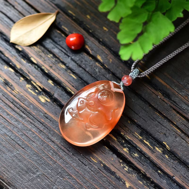 極品天然紅兔毛紅水晶鼠來寶吊墜 雕工精美 配手工編織吊繩