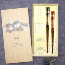 兵左衛門　箸・箸置セット　贈り言花　箸　先角・桜草　黒・大23.5cmx1、赤・中21.5cmx1、ガラス製の箸置きx2を桐箱にセットアップしています。