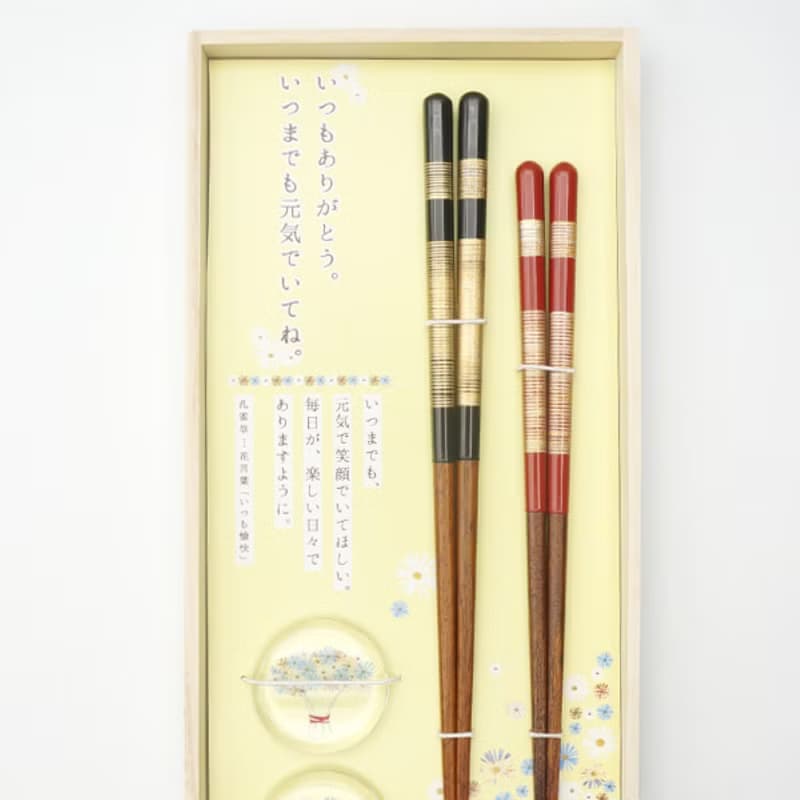 兵左衛門　箸・箸置セット　贈り言花　箸　先角・桜草　黒・大23.5cmx1、赤・中21.5cmx1、ガラス製の箸置きx2を桐箱にセットアップしています。