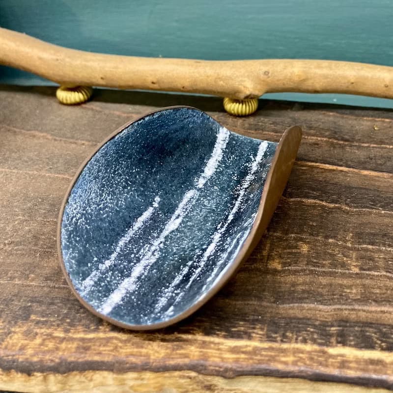 空山新雨茶則C款單品/紅銅鍛敲琺瑯,讓金工為茶注入一股甘甜意境