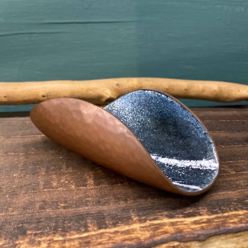 空山新雨茶則C款單品/紅銅鍛敲琺瑯,讓金工為茶注入一股甘甜意境