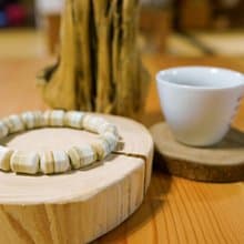 阿拉善瑪瑙彩玉 多巴胺黃綠千層桶珠 || 辟邪平安 天然水晶手鍊