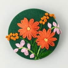 ガーベラとスイートピーの花束刺繍ブローチ