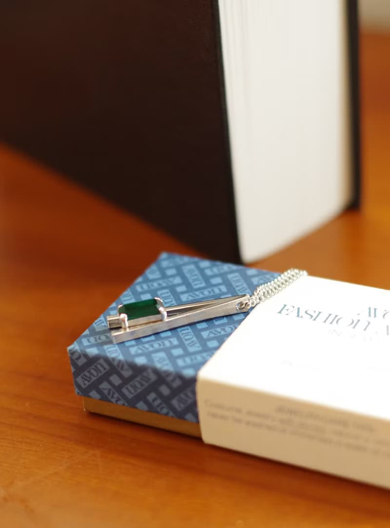 古董 Vintage Avon 1977銀色字母鐵塔A綠色萊茵石項鍊 N136