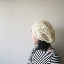 手作編織毛帽~ 美麗諾/寬鬆側邊麻花毛帽系列(米白)