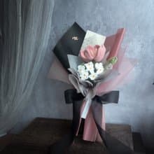 鬱金香與勿忘我花束- 黑與粉 Black & Pink