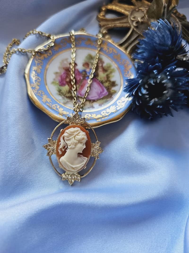 金三葉鏤空框經典仕女cameo項鍊/早期珠寶首飾/美國西洋古董飾品