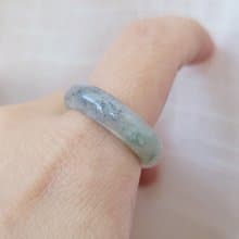 【親翠】天然翡翠 高冰起瑩光超透烏雞帶綠手指鐲18號戒圈