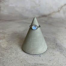 【微瑕特惠】藍月光石 鑲嵌寶石橢圓形經典戒指 一物一圖