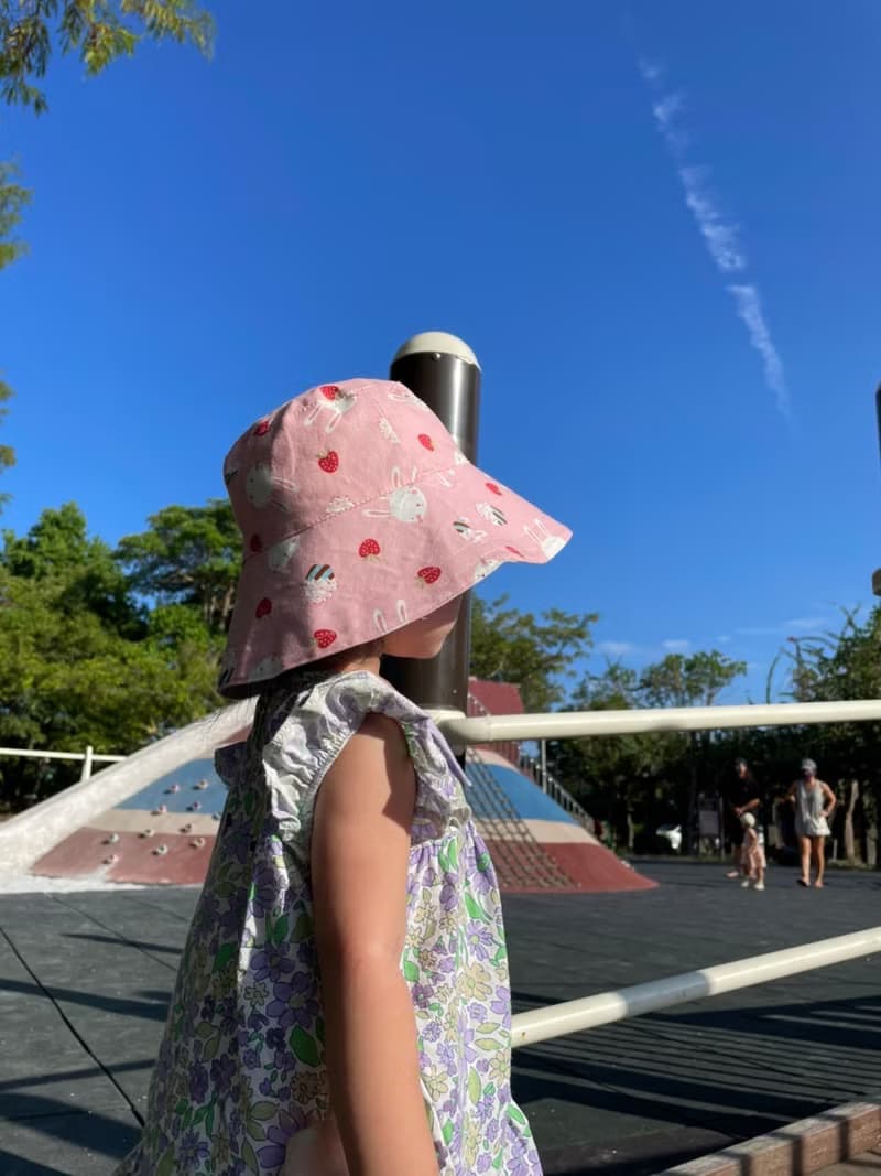 【TiNa】手作幼童成人寬簷漁夫帽 夏日兒童 防曬 防風繩可拆 草莓