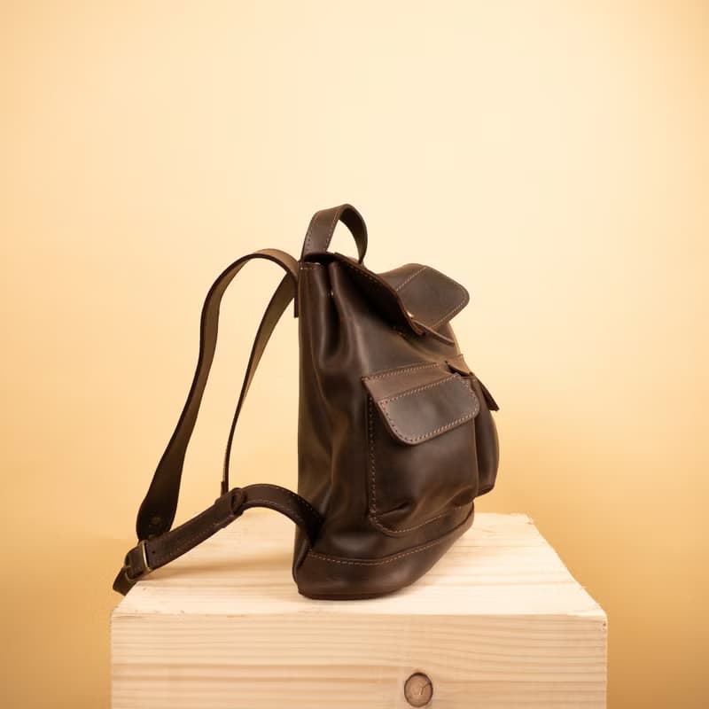 巧克力棕色小號皮革背包. 帶兩個前袋