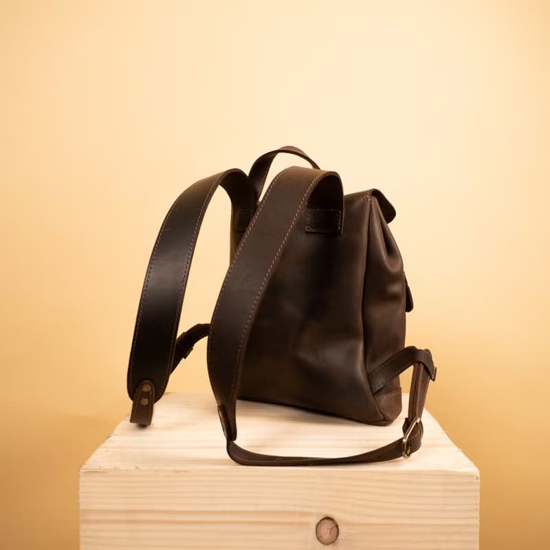 巧克力棕色小號皮革背包. 帶兩個前袋