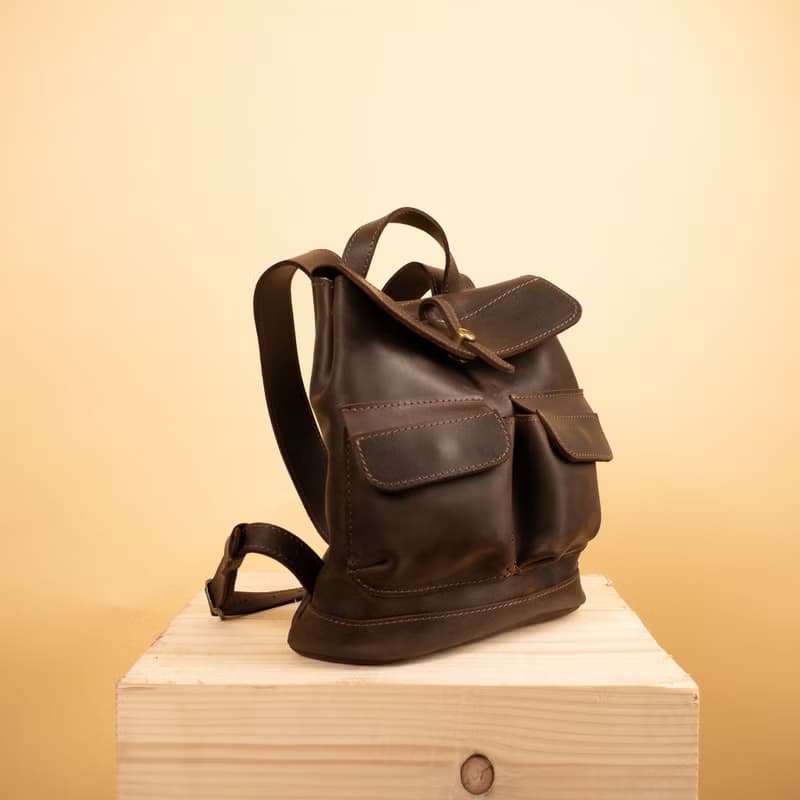 巧克力棕色小號皮革背包. 帶兩個前袋