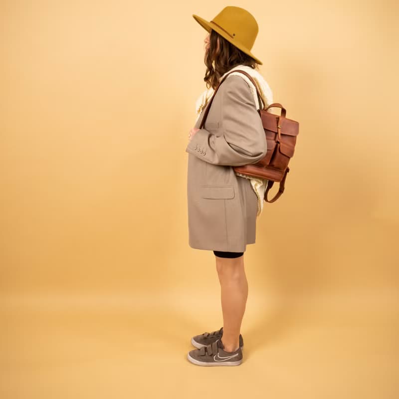 巧克力棕色小號皮革背包. 帶兩個前袋