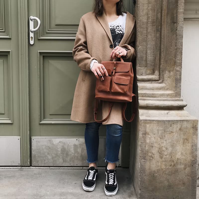 巧克力棕色小號皮革背包. 帶兩個前袋