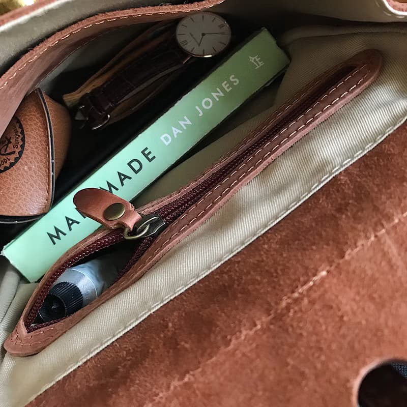 巧克力棕色小號皮革背包. 帶兩個前袋