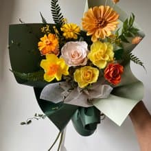 黃色系永生玫瑰花束。韓系空氣感 水仙花 情人節花束 古典花束