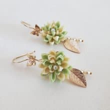 春の訪れを告げる蝶と花のピアス　つまみ細工
