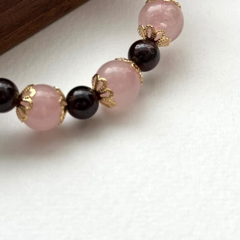 【摩羯水瓶天秤天蠍座|1月10月】粉晶石榴石花鍍金手鏈 桃花 友誼