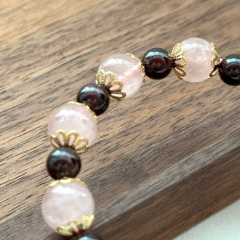 【摩羯水瓶天秤天蠍座|1月10月】粉晶石榴石花鍍金手鏈 桃花 友誼