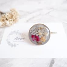 スターフラワーの花束　グレーゴールドのシックなポニーフック