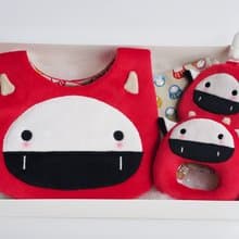 Bucute福神牛寶寶的彌月禮盒組/口水巾/護身符/手搖鈴/彌月