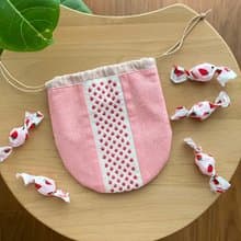 いちごミルク色の刺し子ミニ丸巾着　レッド　ピンク　刺繍　小物入れ　プレゼント　誕生日プレゼント　クリスマス　可愛い　リップケース　ティッシュポーチ