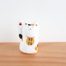 一点ものの優しさ 　三毛猫の招き猫