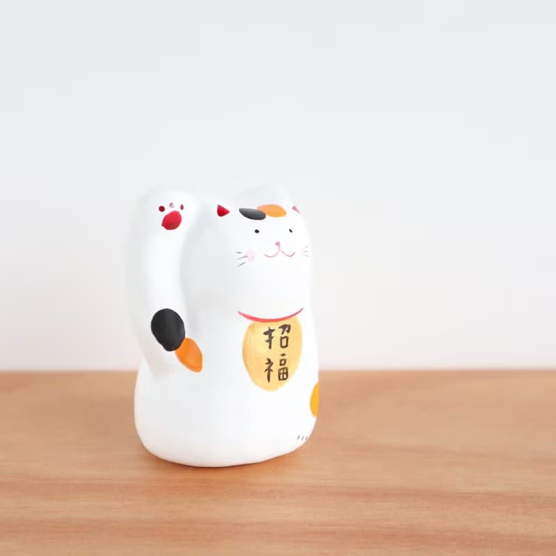 一点ものの優しさ 　三毛猫の招き猫