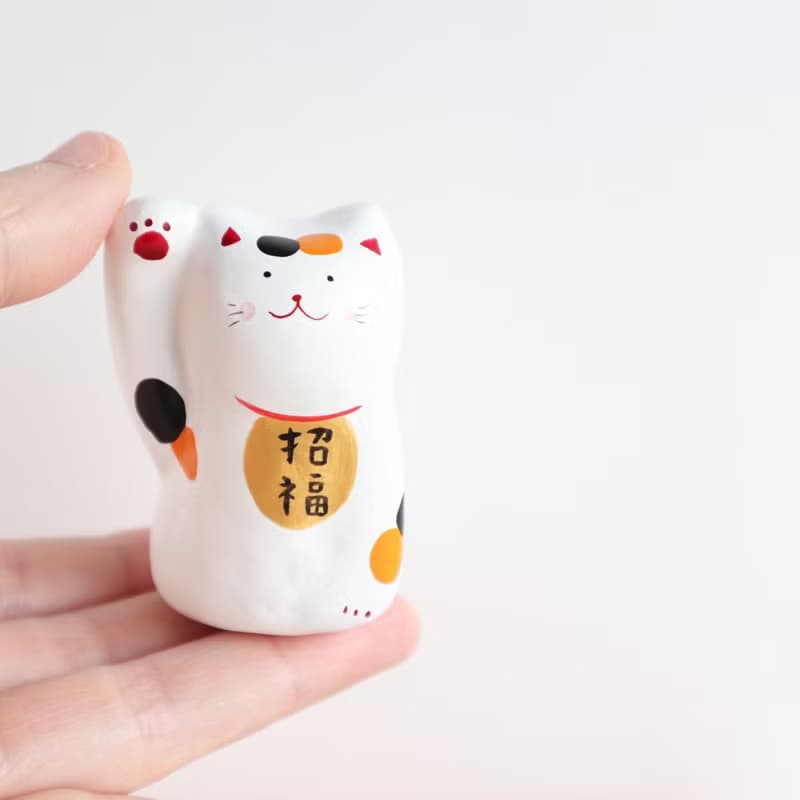 一点ものの優しさ 　三毛猫の招き猫