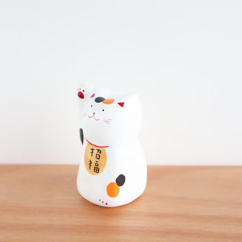 一点ものの優しさ 　三毛猫の招き猫