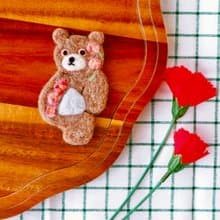 とっておきの花束をどうぞ　くまさんブローチ
