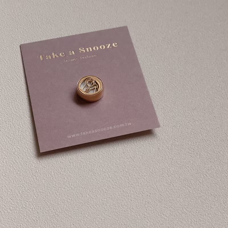 Take a Snooze瞇一下 品牌304不鏽鋼 金色質感香氛扣/口罩扣