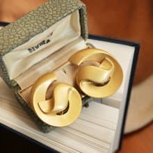 老又好古董珠寶 AVON 霧面啞光金色線條夾式耳環 C1147