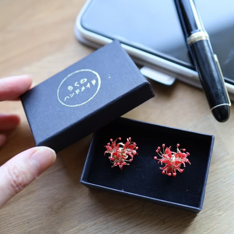 彼岸花のピアス/イヤリング