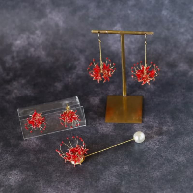 彼岸花のピアス/イヤリング