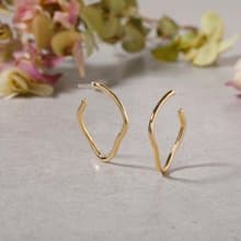 wave line pierced earring GD　ニッケルフリークリスタルポストピアス　おしゃれなシンプルデザイン 　ゴールド